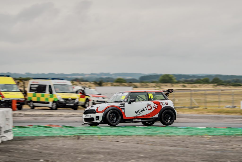 Willmott racing at Thruxton
